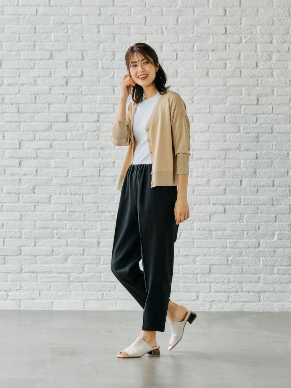 ベージュ系のニット/セーターを着用したレディースの春コーディネートの2枚目の写真