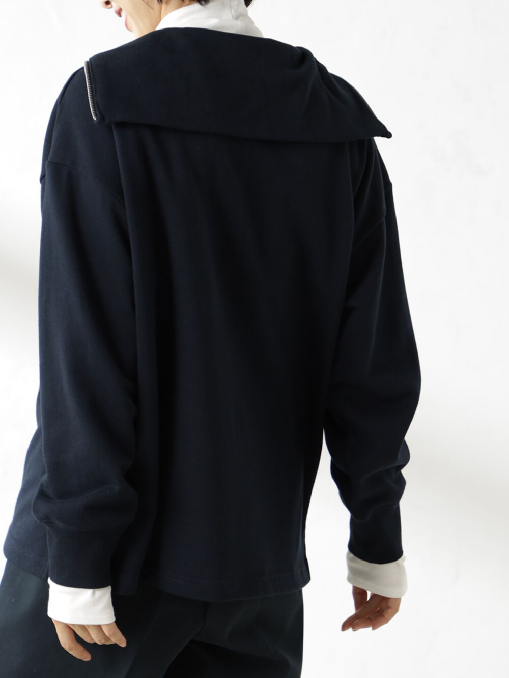 ブラック系のその他パンツ、ブルー系のスウェットを着用したレディースの冬コーディネートの3枚目の写真