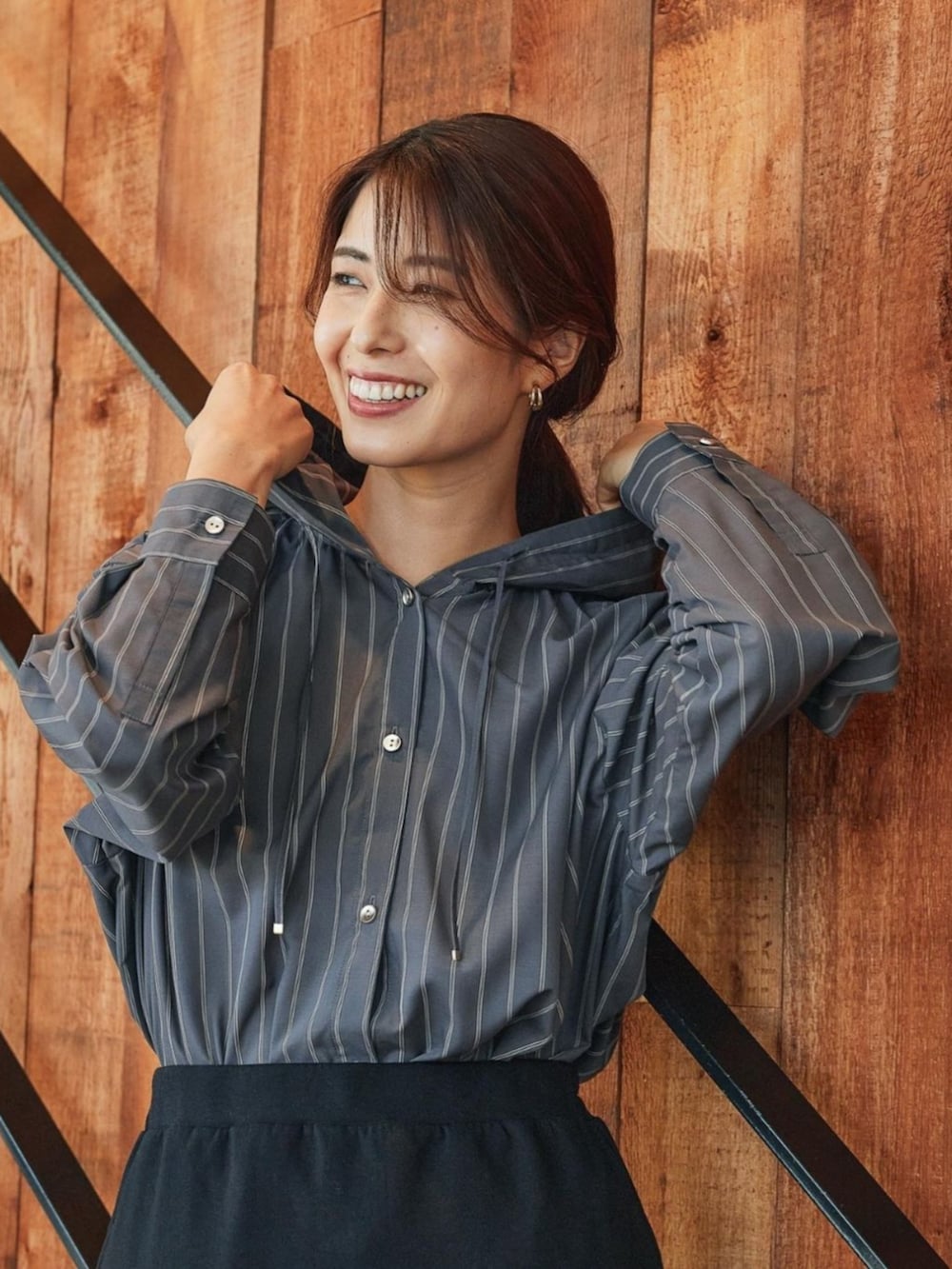 グレー系のシャツ/ブラウス、ブラック系のブルゾン、ブラック系のスカートを着用したレディースの冬コーディネートの2枚目の写真