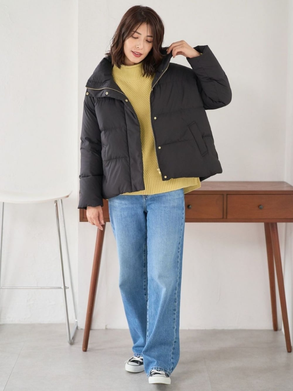 ブラック系のダウンジャケット/コートを着用したレディースの冬コーディネートの2枚目の写真