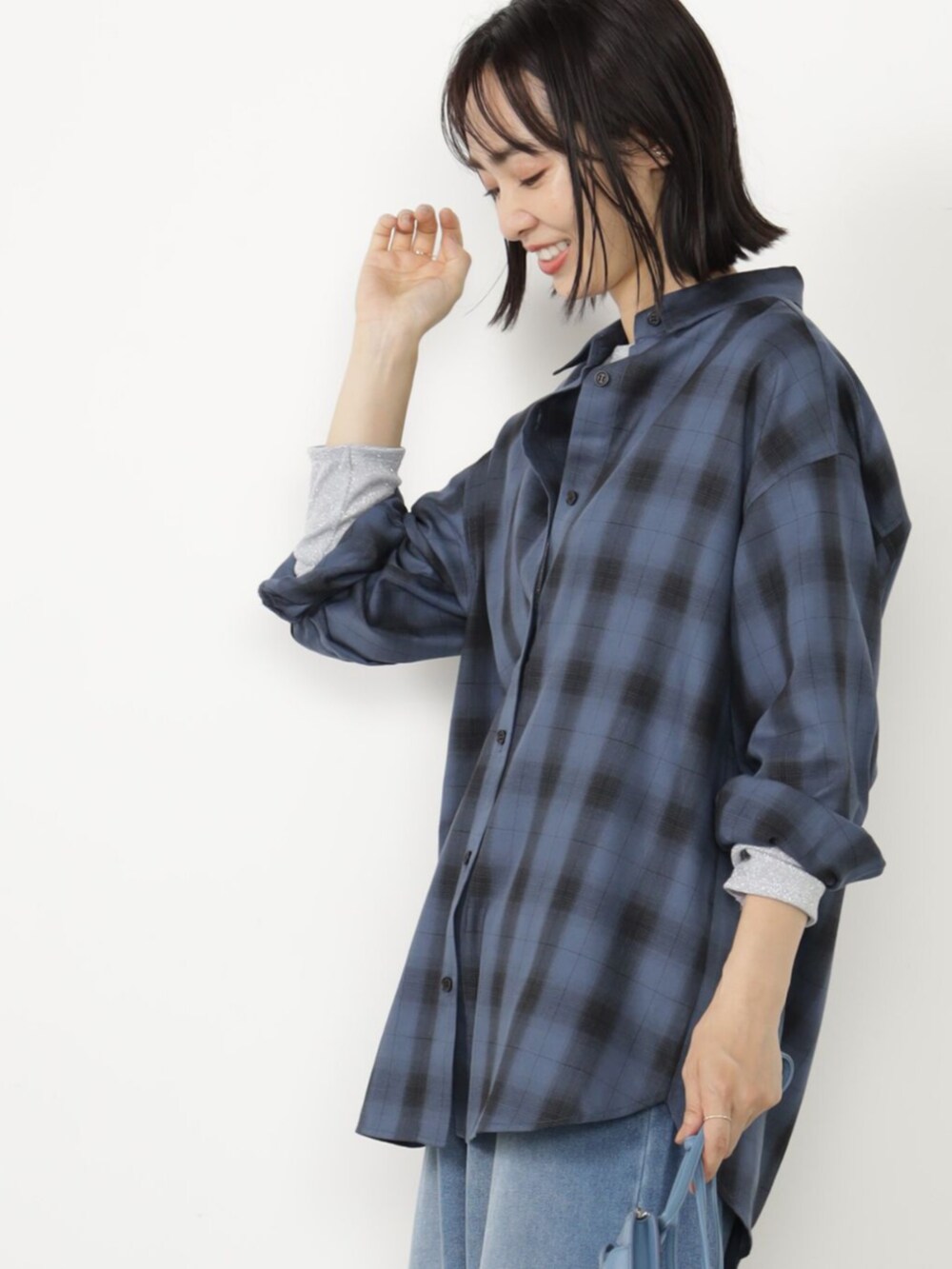 ブルー系のシャツ/ブラウスを着用したレディースの秋コーディネートの2枚目の写真