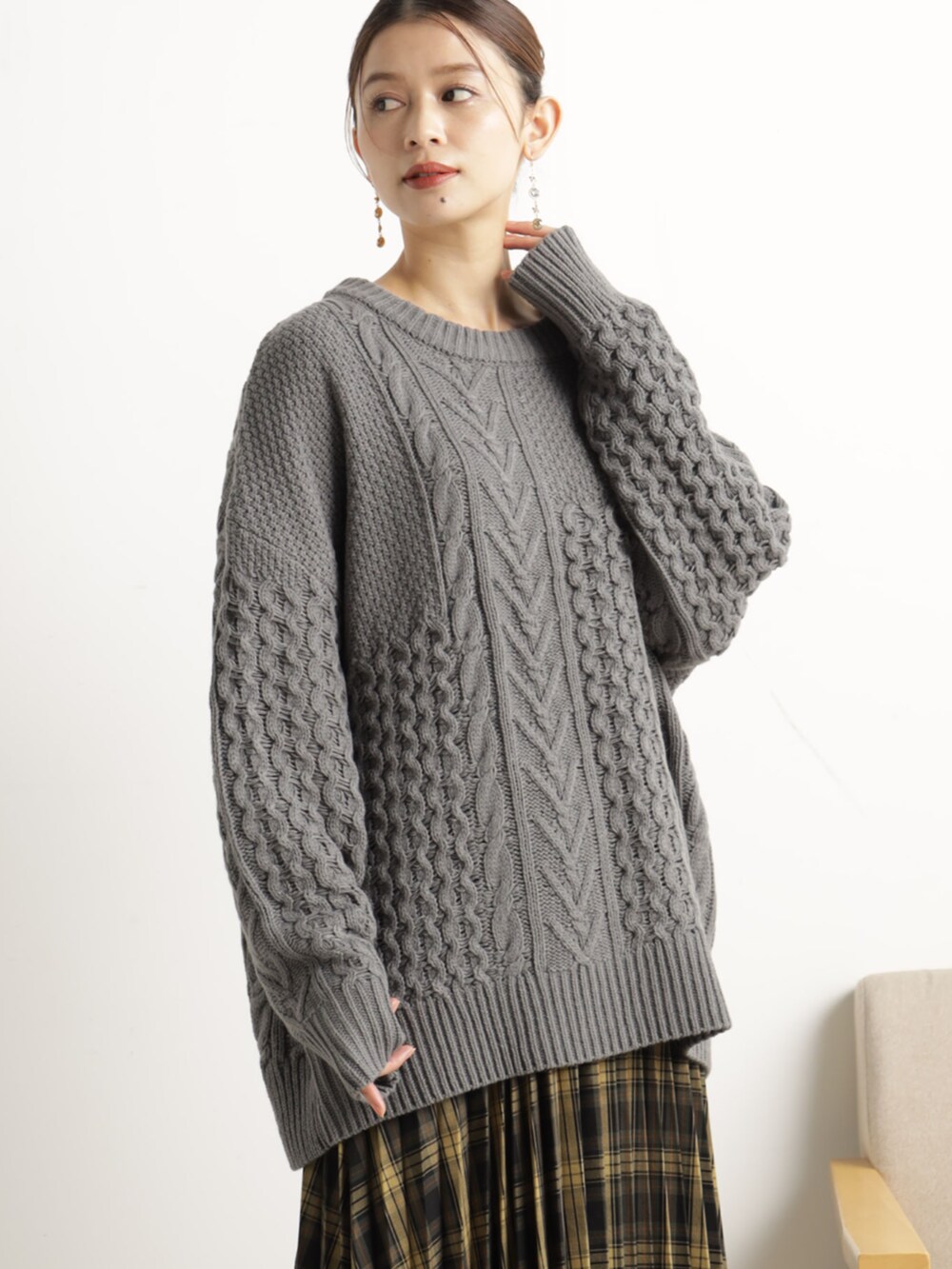 ブラウン系のスカート、グレー系のニット/セーターを着用したレディースの冬コーディネートの2枚目の写真