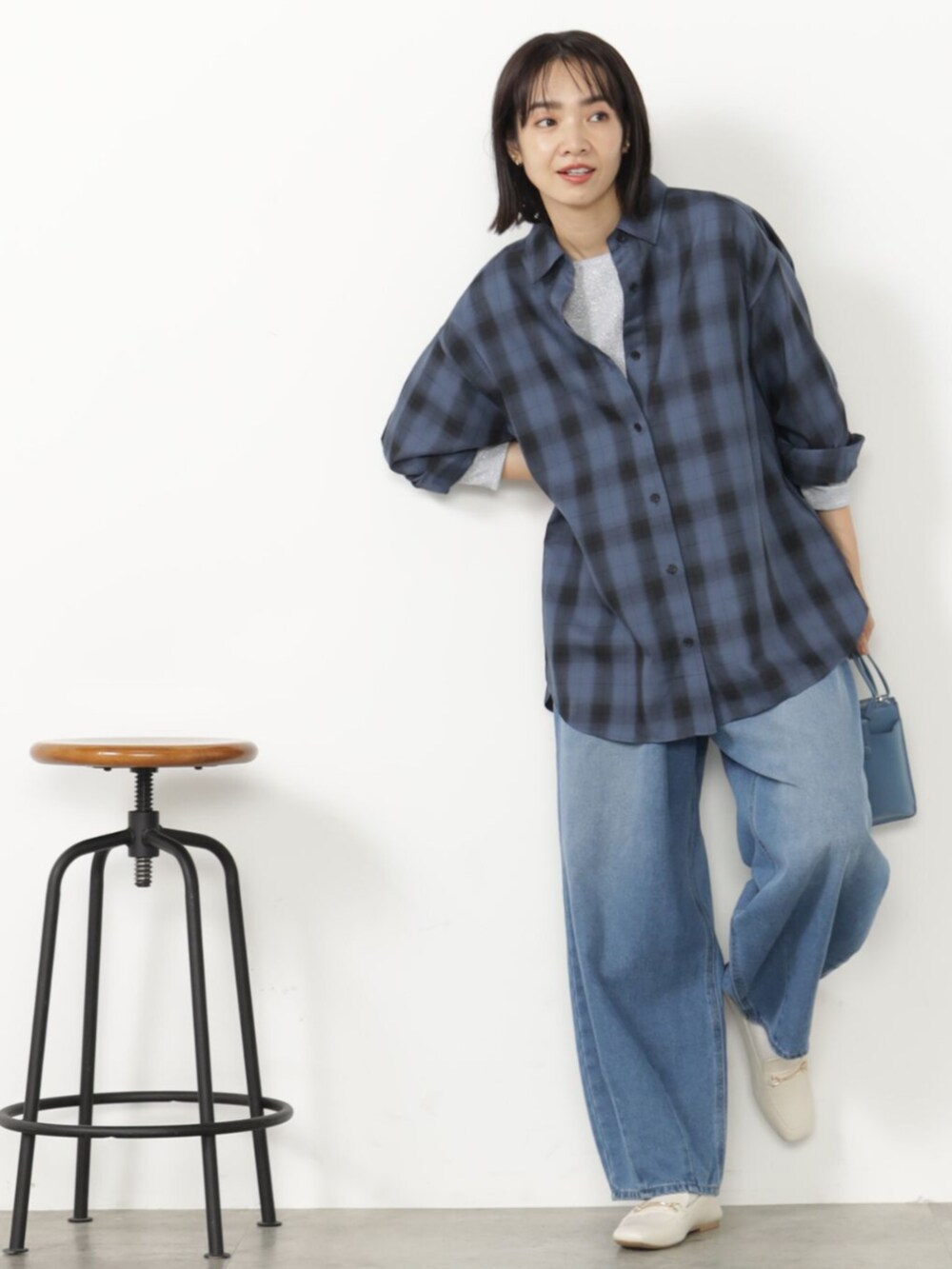 ブルー系のシャツ/ブラウスを着用したレディースの秋コーディネートの3枚目の写真