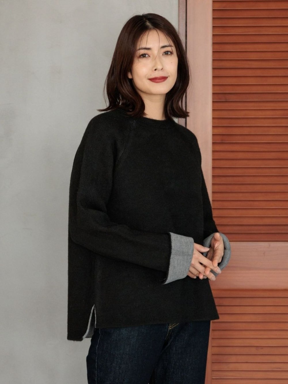 グレー系のニット/セーターを着用したレディースの冬コーディネートの2枚目の写真