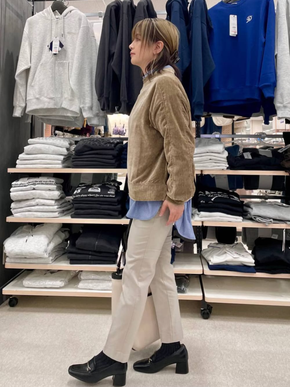 ベージュ系のTシャツ/カットソー、ベージュ系のその他パンツ、ベージュ系のトートバッグを着用したレディースの冬コーディネートの2枚目の写真