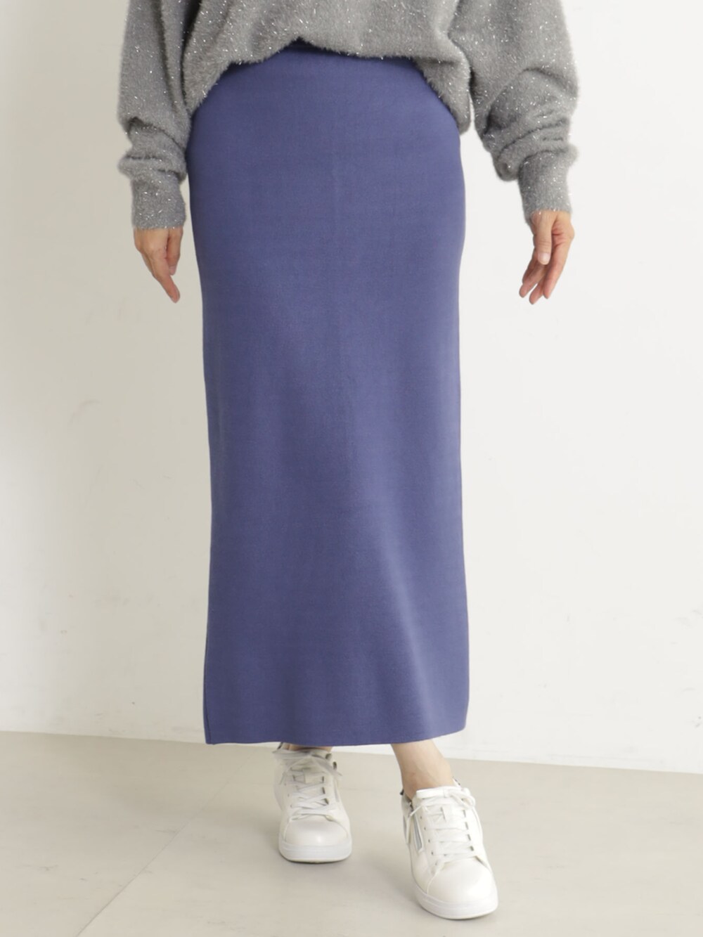 グレー系のニット/セーター、ブルー系のスカートを着用したレディースの冬コーディネートの5枚目の写真