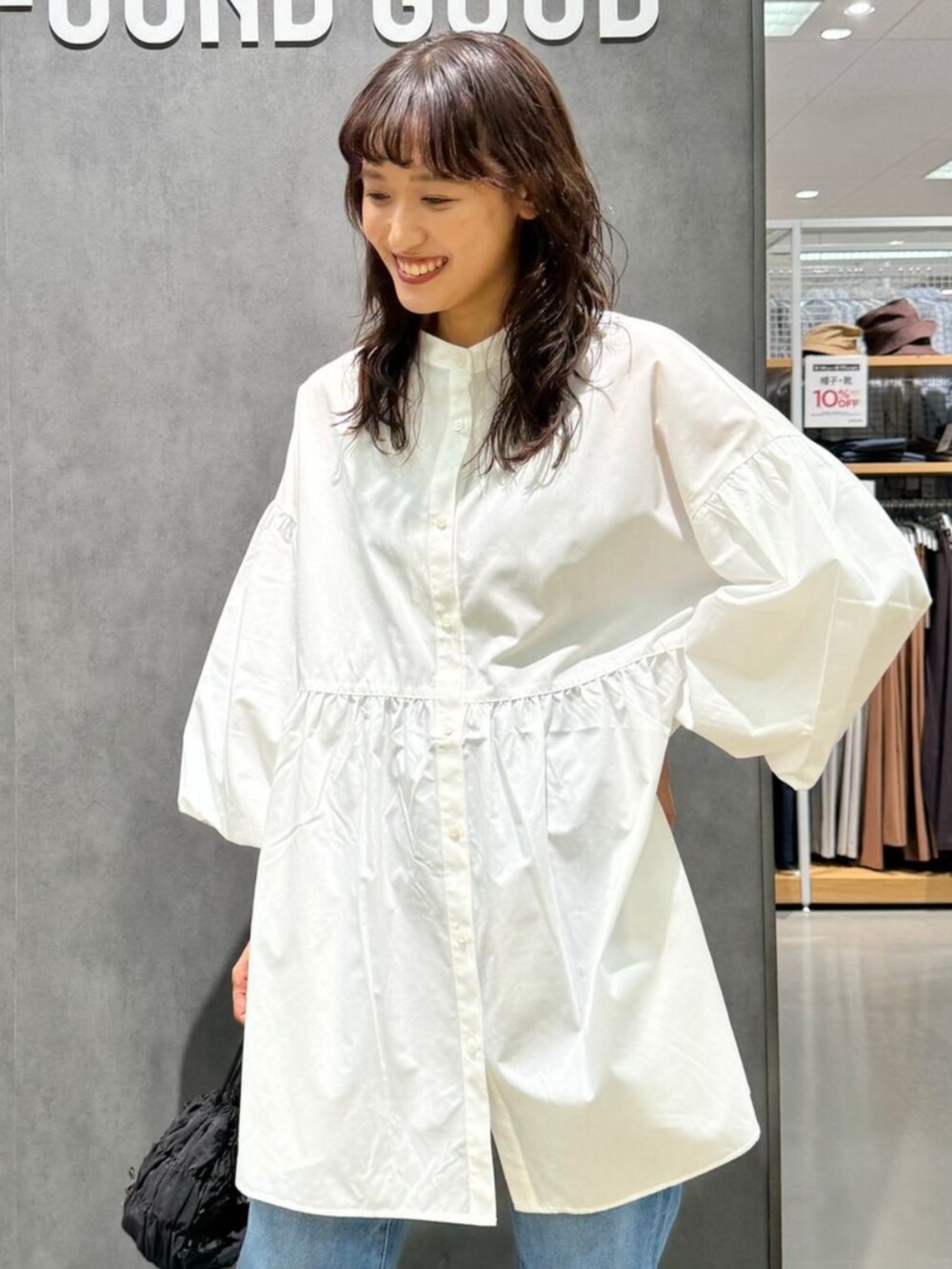 ホワイト系のシャツ/ブラウスを着用したレディースの秋コーディネートの2枚目の写真