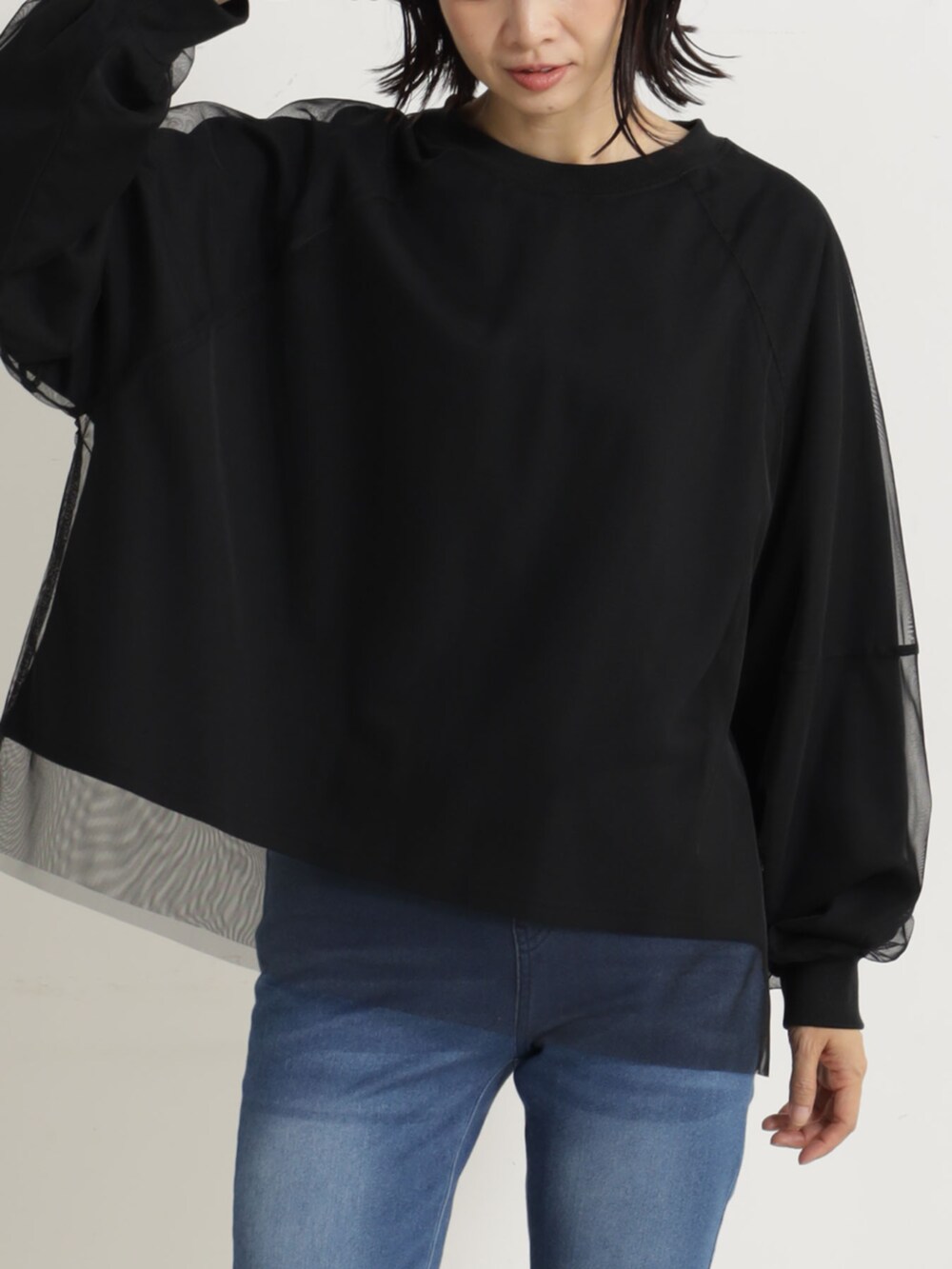 ブラック系のTシャツ/カットソー、ブラウン系のバレエシューズ、ブルー系のその他パンツを着用したレディースの冬コーディネートの2枚目の写真