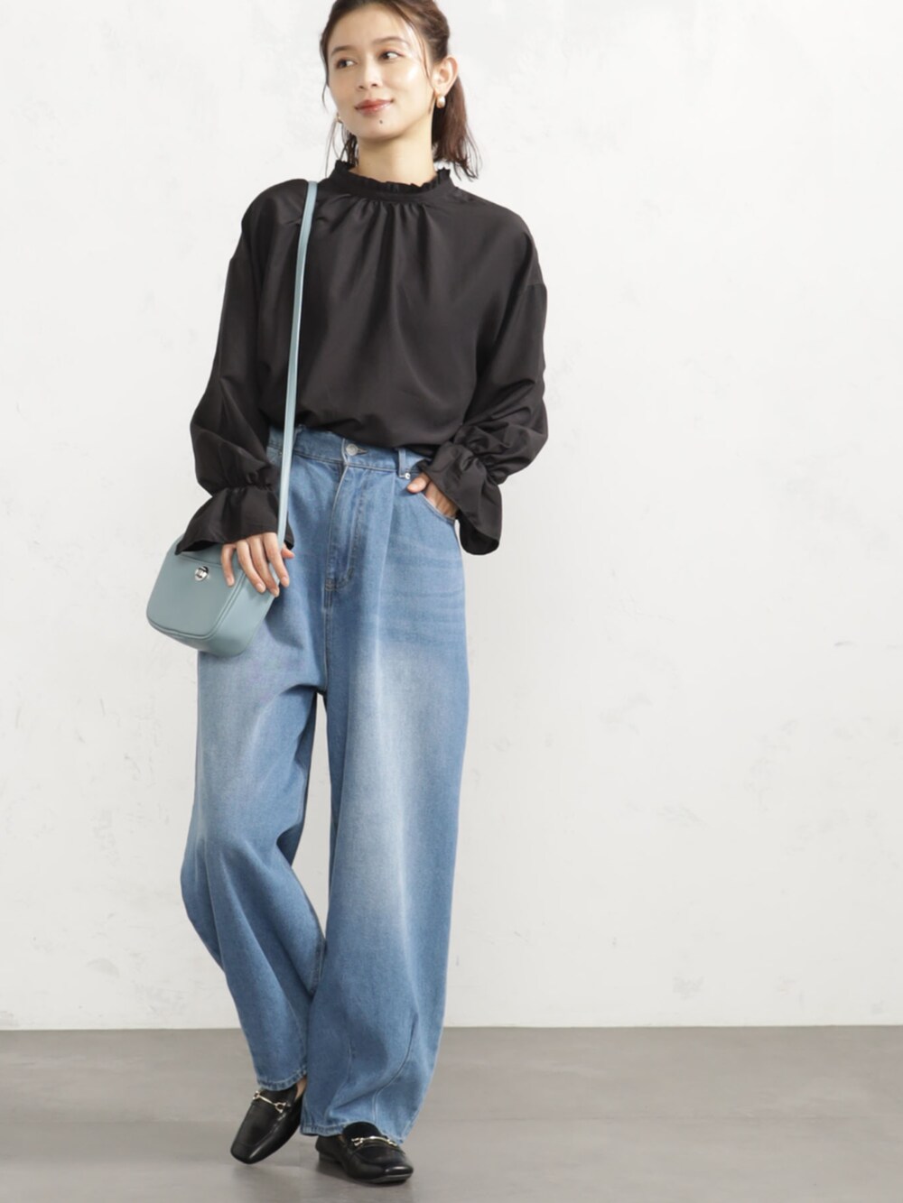 ブラック系のシャツ/ブラウスを着用したレディースの秋コーディネートの2枚目の写真