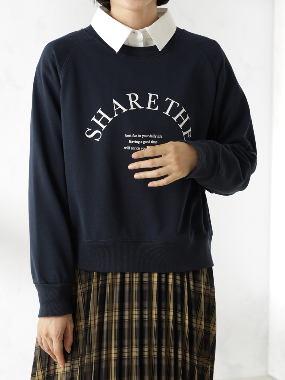 ブラウン系のスカート、ブラック系のブーツ、ブルー系のスウェットを着用したレディースの冬コーディネートの2枚目の写真