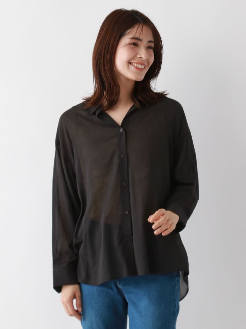 ブラック系のシャツ/ブラウスを着用したレディースの春コーディネートの2枚目の写真