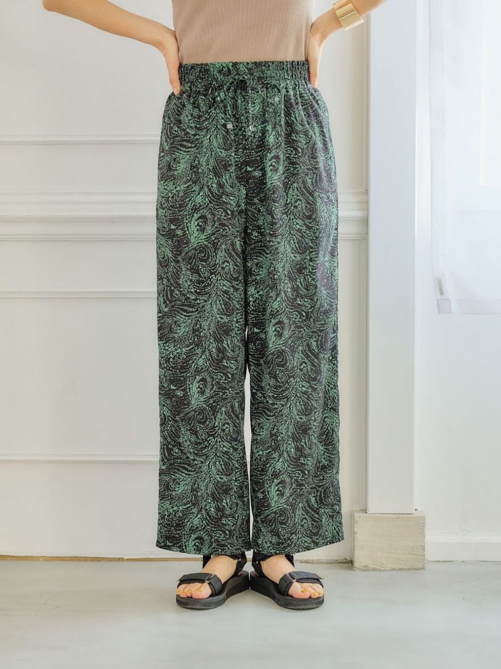 グリーン系のその他パンツを着用したレディースの春コーディネートの2枚目の写真