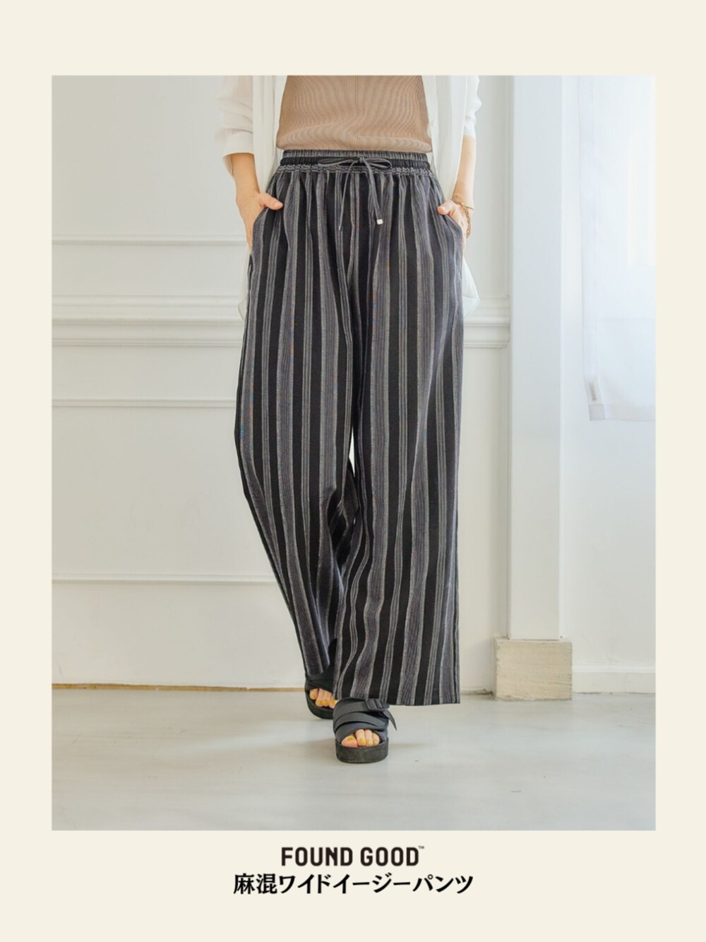 グレー系のその他パンツを着用したレディースの夏コーディネートの2枚目の写真