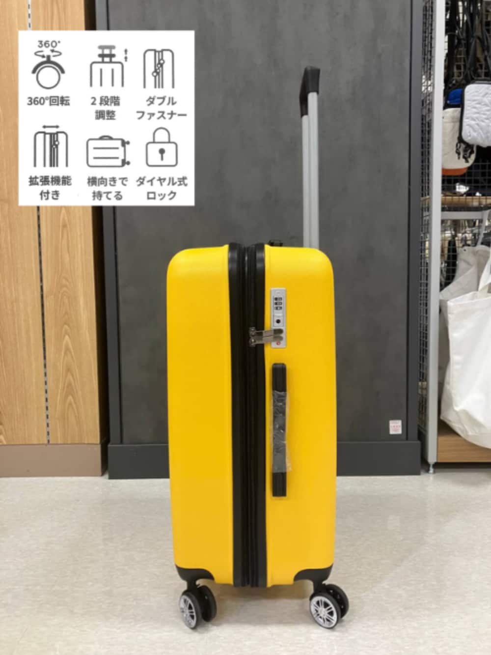 イエロー系のスーツケース/キャリーバッグ、イエロー系のスーツケース/キャリーバッグを着用したレディースの秋コーディネートの4枚目の写真