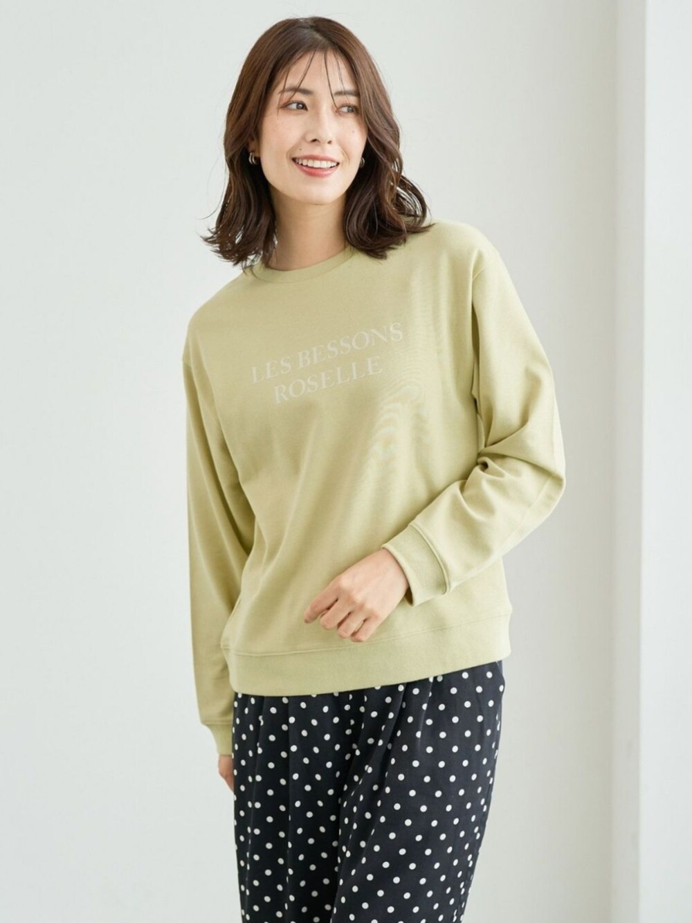 イエロー系のその他トップスを着用したレディースの春コーディネートの3枚目の写真