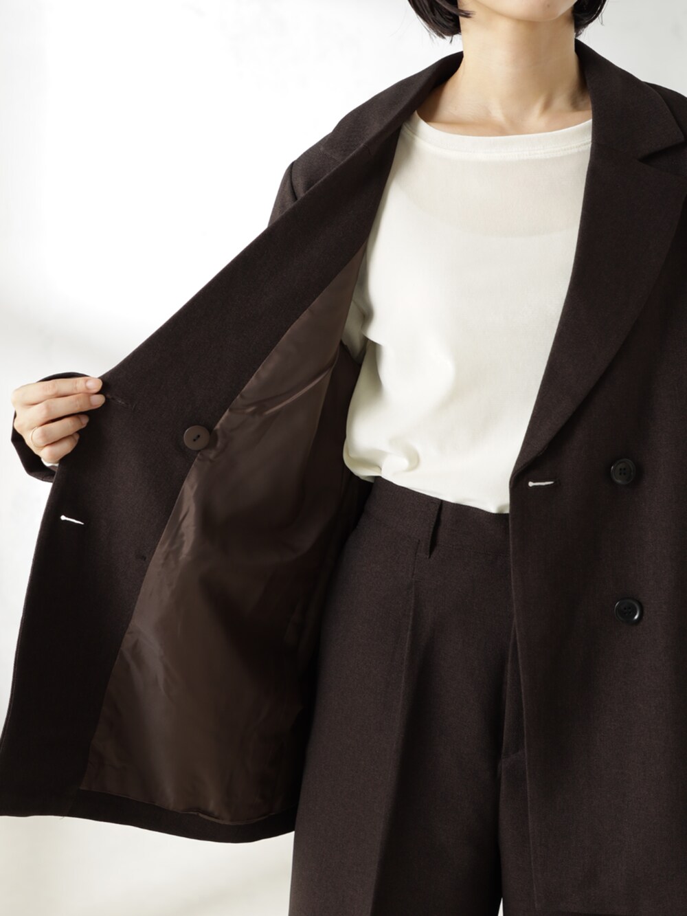 ブラウン系のその他パンツ、ブラック系のブーツ、ブラウン系のテーラードジャケットを着用したレディースの冬コーディネートの3枚目の写真