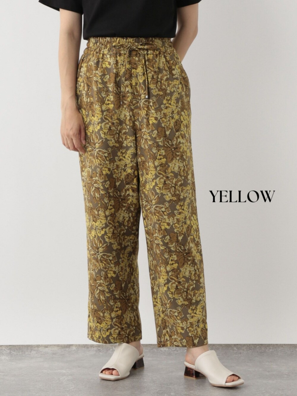 イエロー系のその他パンツを着用したレディースの夏コーディネートの2枚目の写真