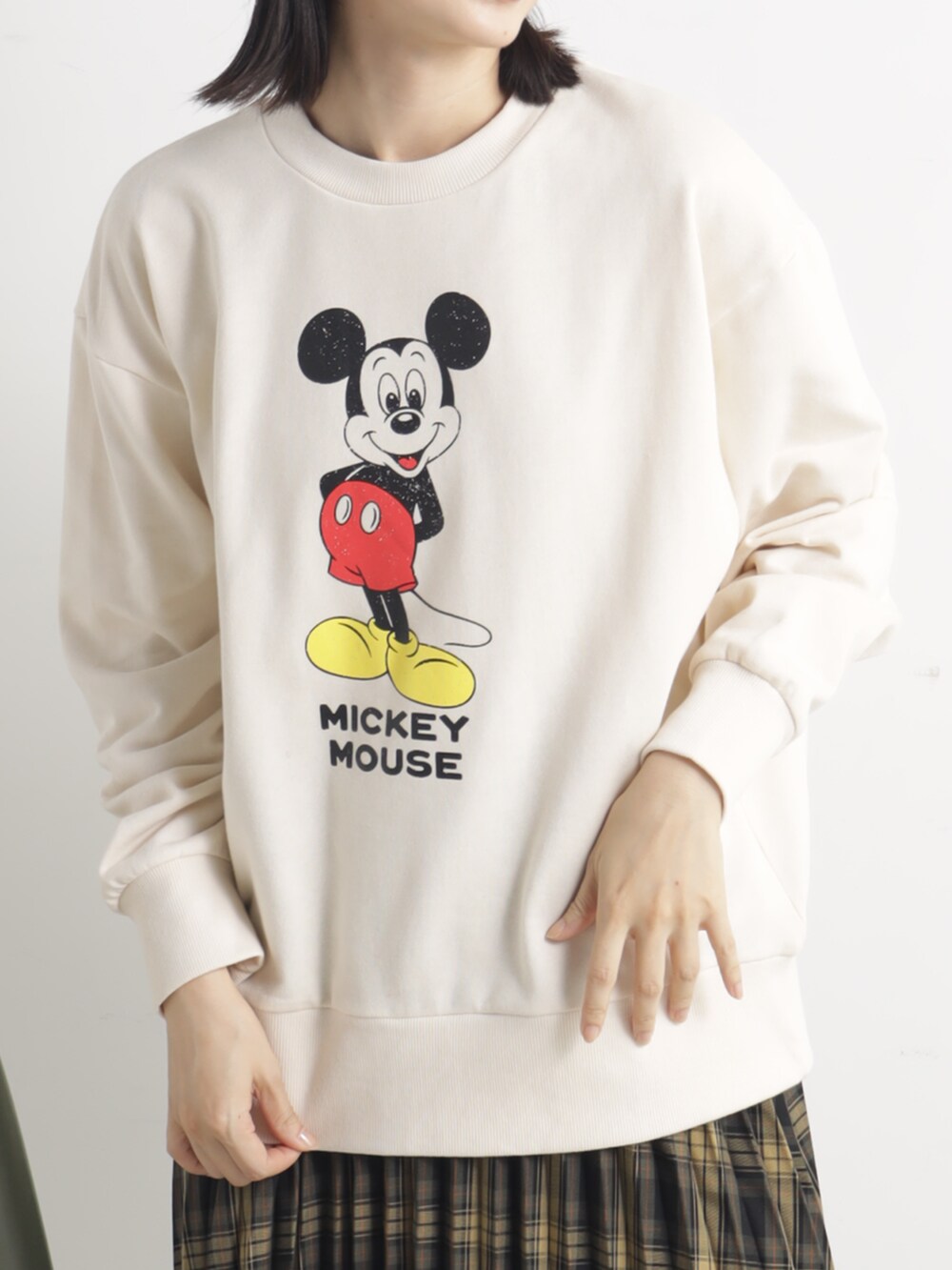 ブラウン系のスカート、ベージュ系のその他トップスを着用したレディースの春コーディネートの2枚目の写真