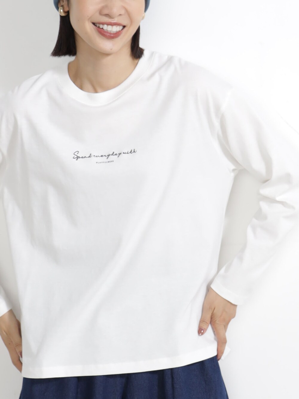 ホワイト系のTシャツ/カットソー、ブルー系のデニムパンツ、ブルー系のキャップを着用したレディースの秋コーディネートの2枚目の写真
