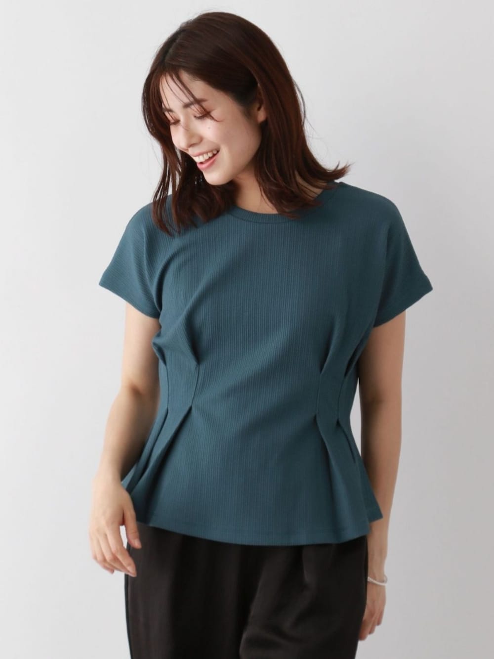 ブルー系のTシャツ/カットソーを着用したレディースの春コーディネートの2枚目の写真