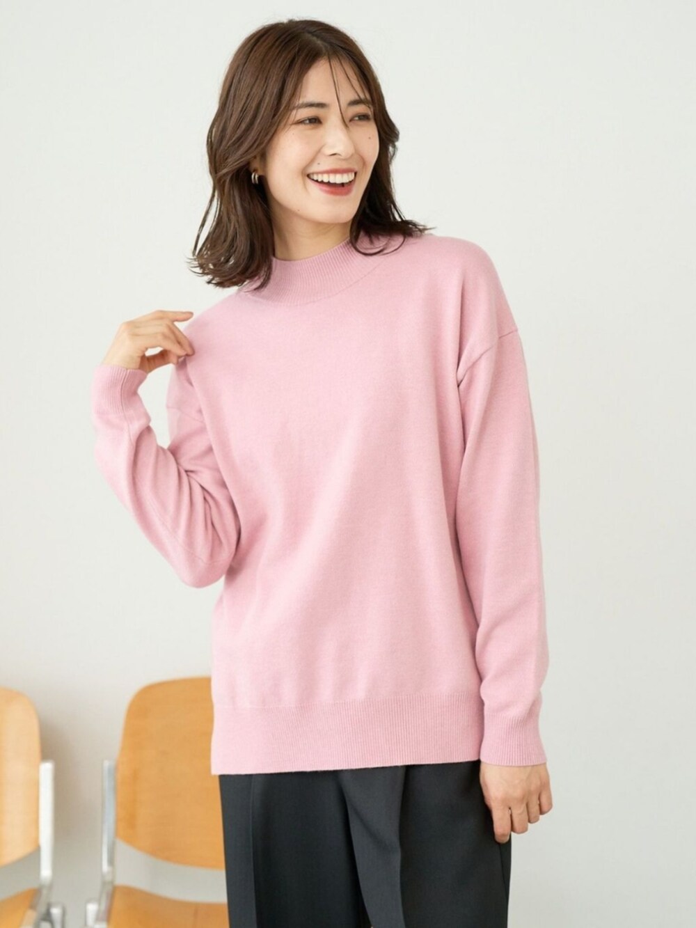 ピンク系のニット/セーターを着用したレディースの冬コーディネートの3枚目の写真