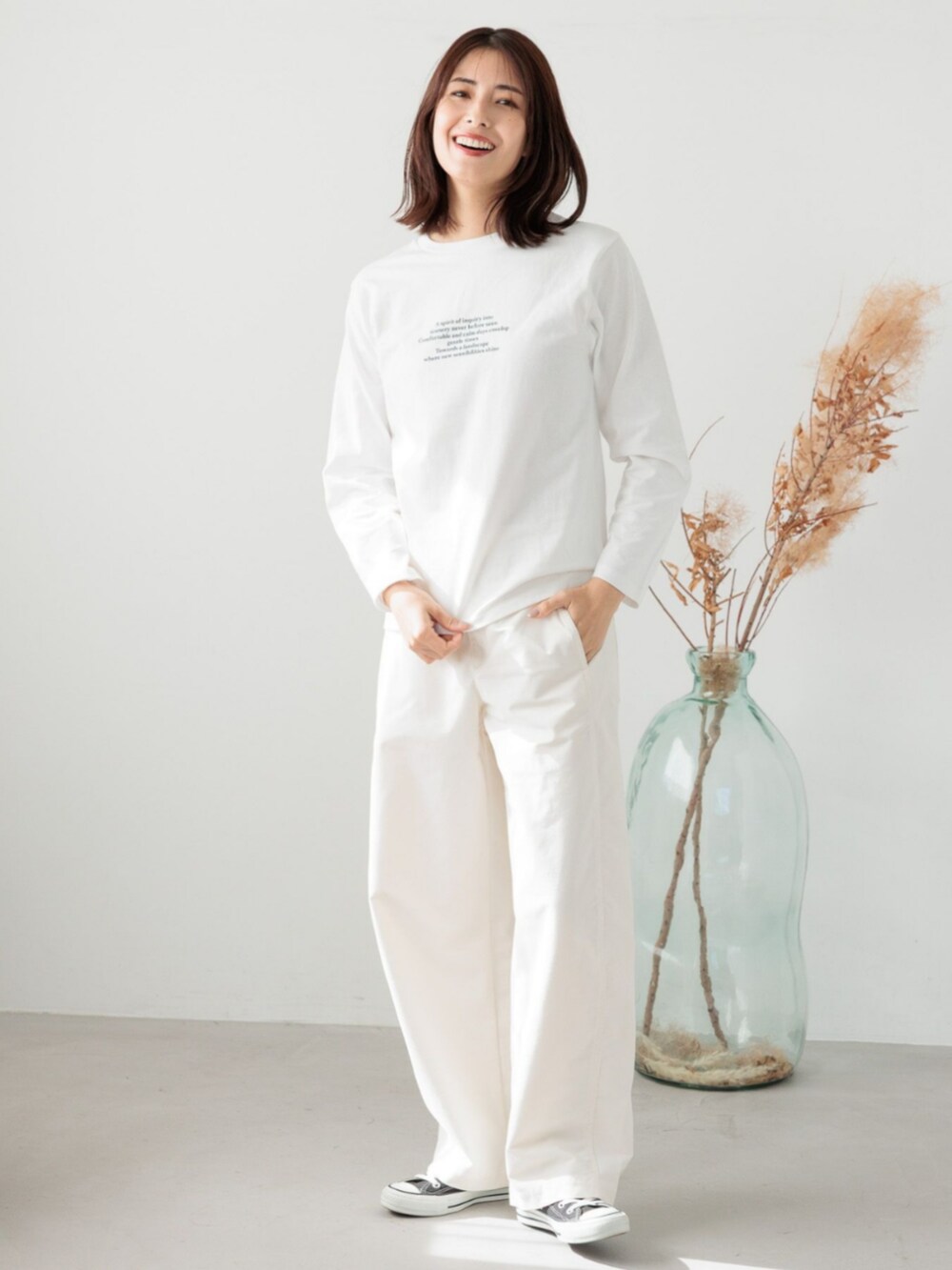 ホワイト系のTシャツ/カットソーを着用したレディースの冬コーディネートの2枚目の写真