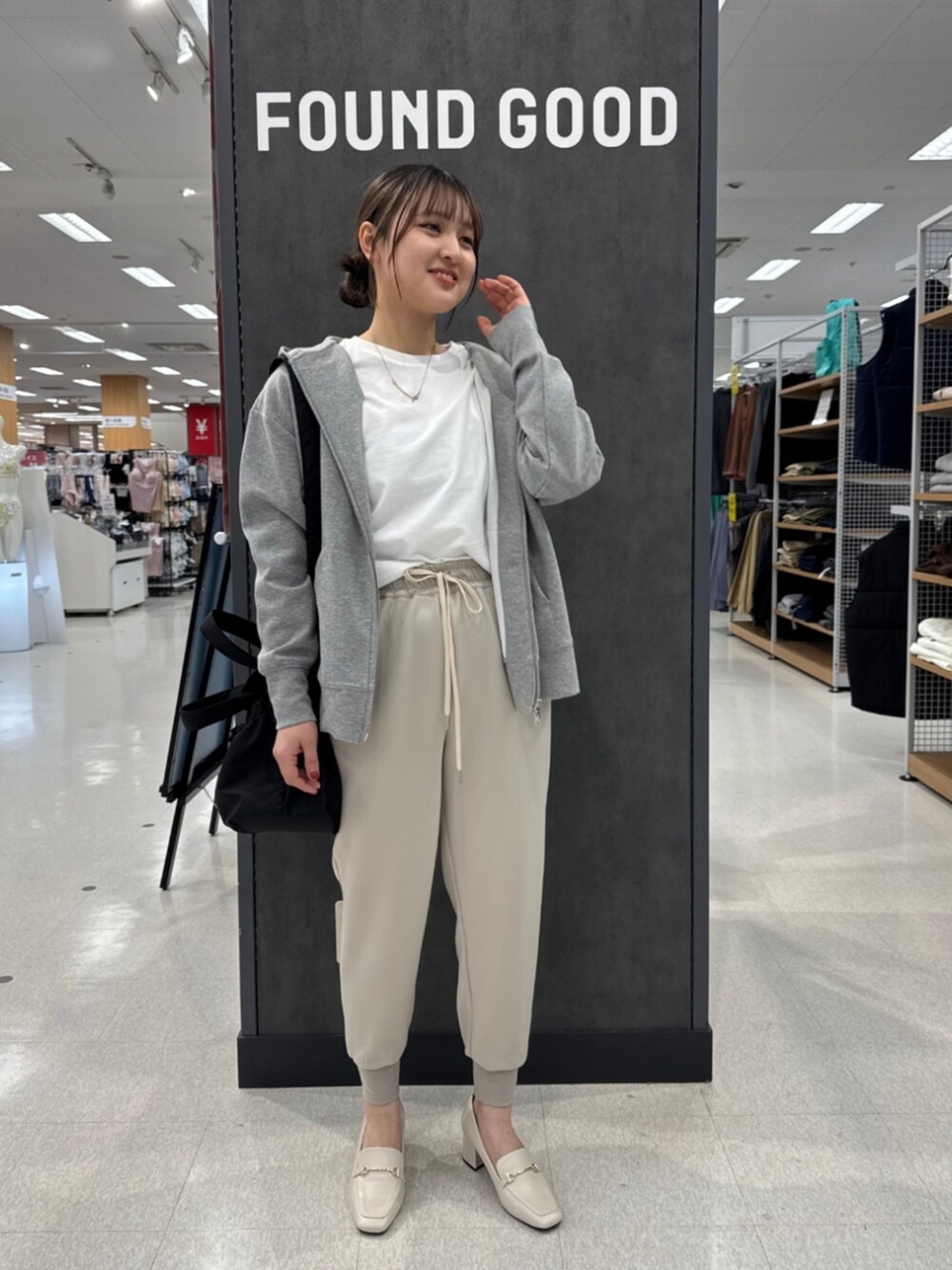 ベージュ系のその他パンツ、グレー系のパーカーを着用したレディースの春コーディネートの2枚目の写真