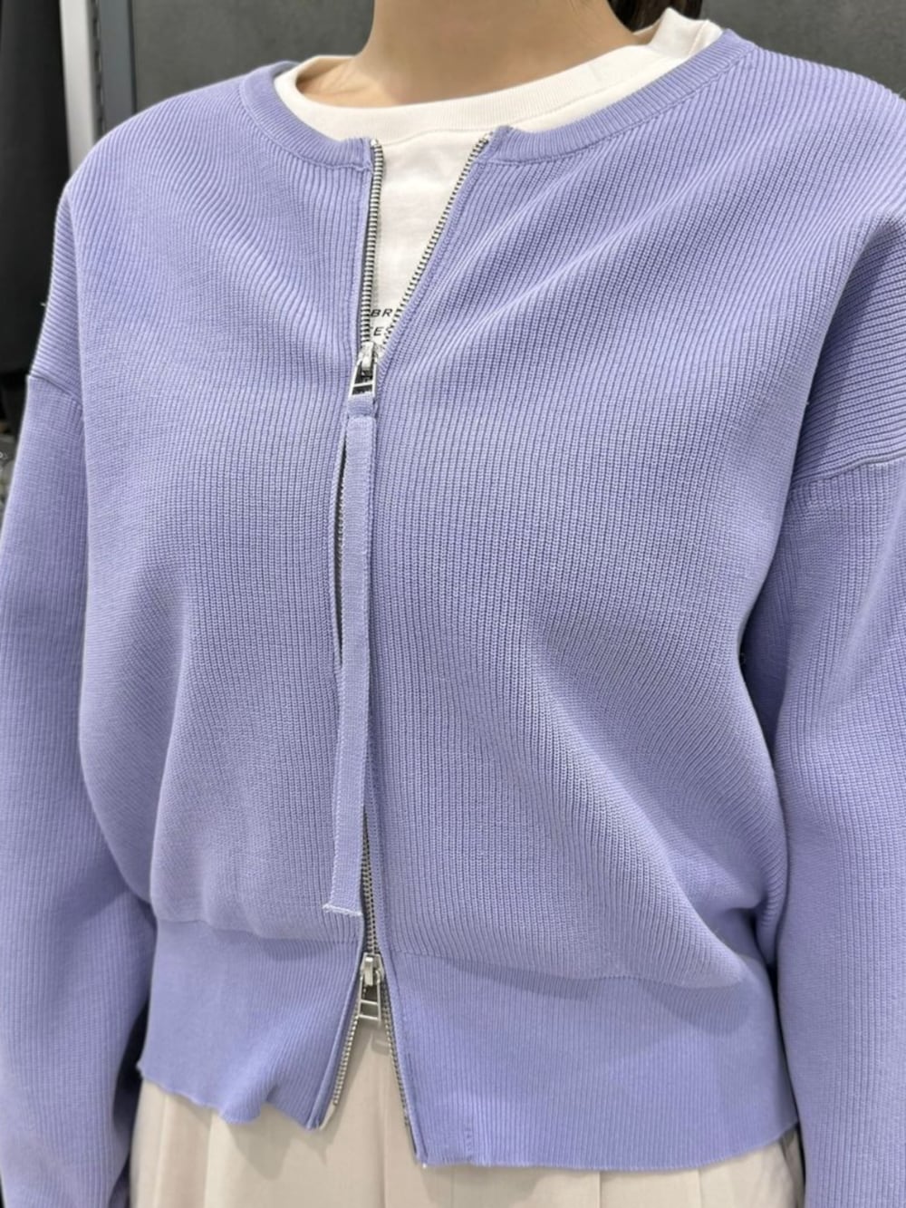 パープル系のブルゾンを着用したレディースの秋コーディネートの2枚目の写真