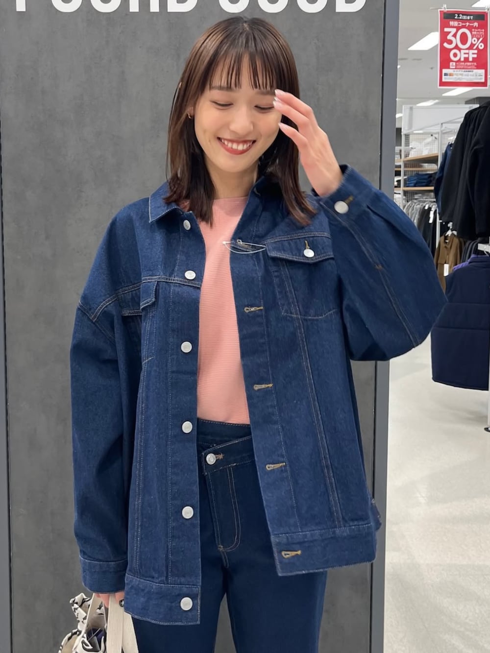 ブルー系のデニムパンツ、ブルー系のデニムジャケット、グレー系のバッグを着用したレディースの冬コーディネートの2枚目の写真