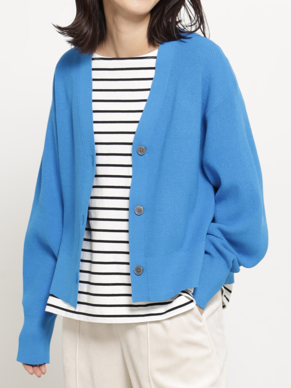 ベージュ系のその他パンツ、ブルー系のカーディガン/ボレロを着用したレディースの秋コーディネートの2枚目の写真