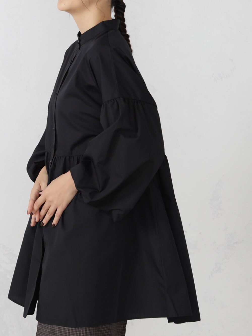 ブラック系のシャツ/ブラウスを着用したレディースの秋コーディネートの2枚目の写真