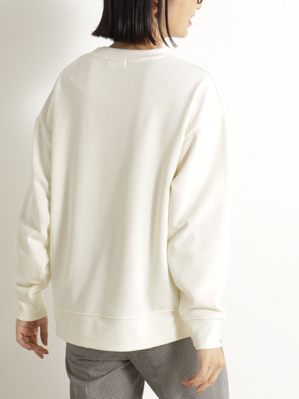 グレー系のその他パンツ、ベージュ系のスウェットを着用したレディースの冬コーディネートの3枚目の写真