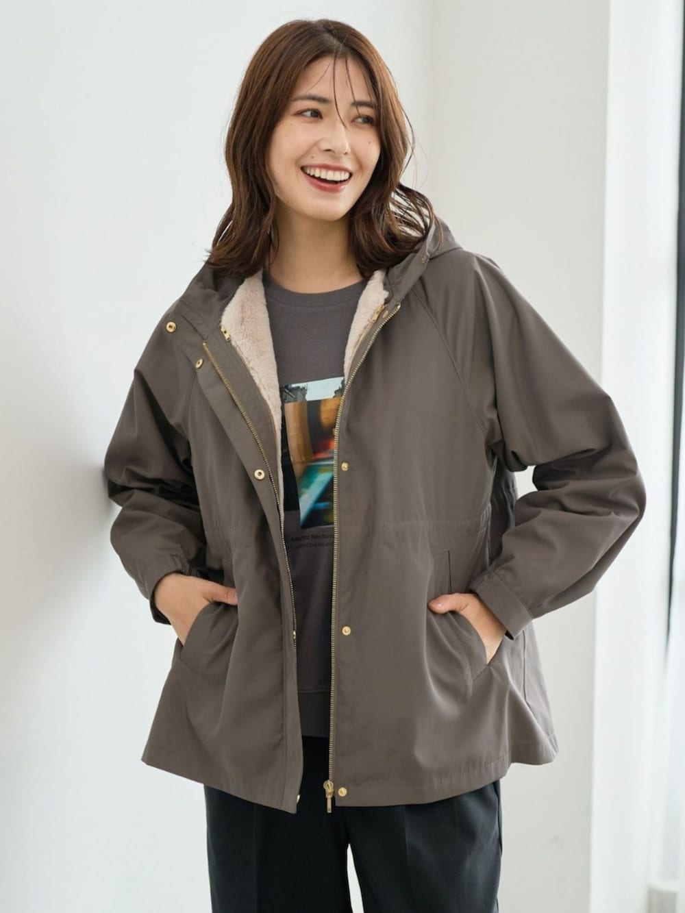 グレー系のマウンテンパーカーを着用したレディースの冬コーディネートの2枚目の写真