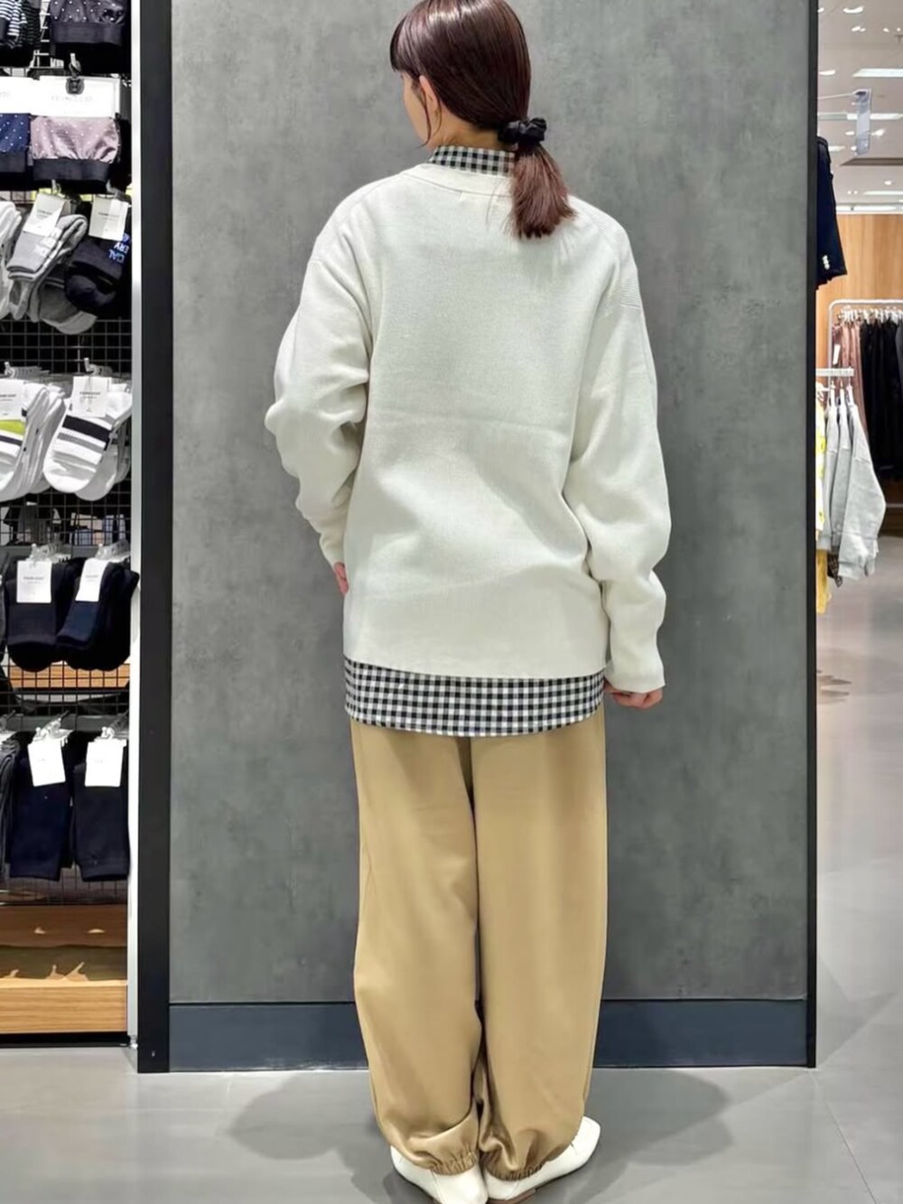 ホワイト系のカーディガン/ボレロ、ブラウン系のその他パンツを着用したレディースの冬コーディネートの3枚目の写真