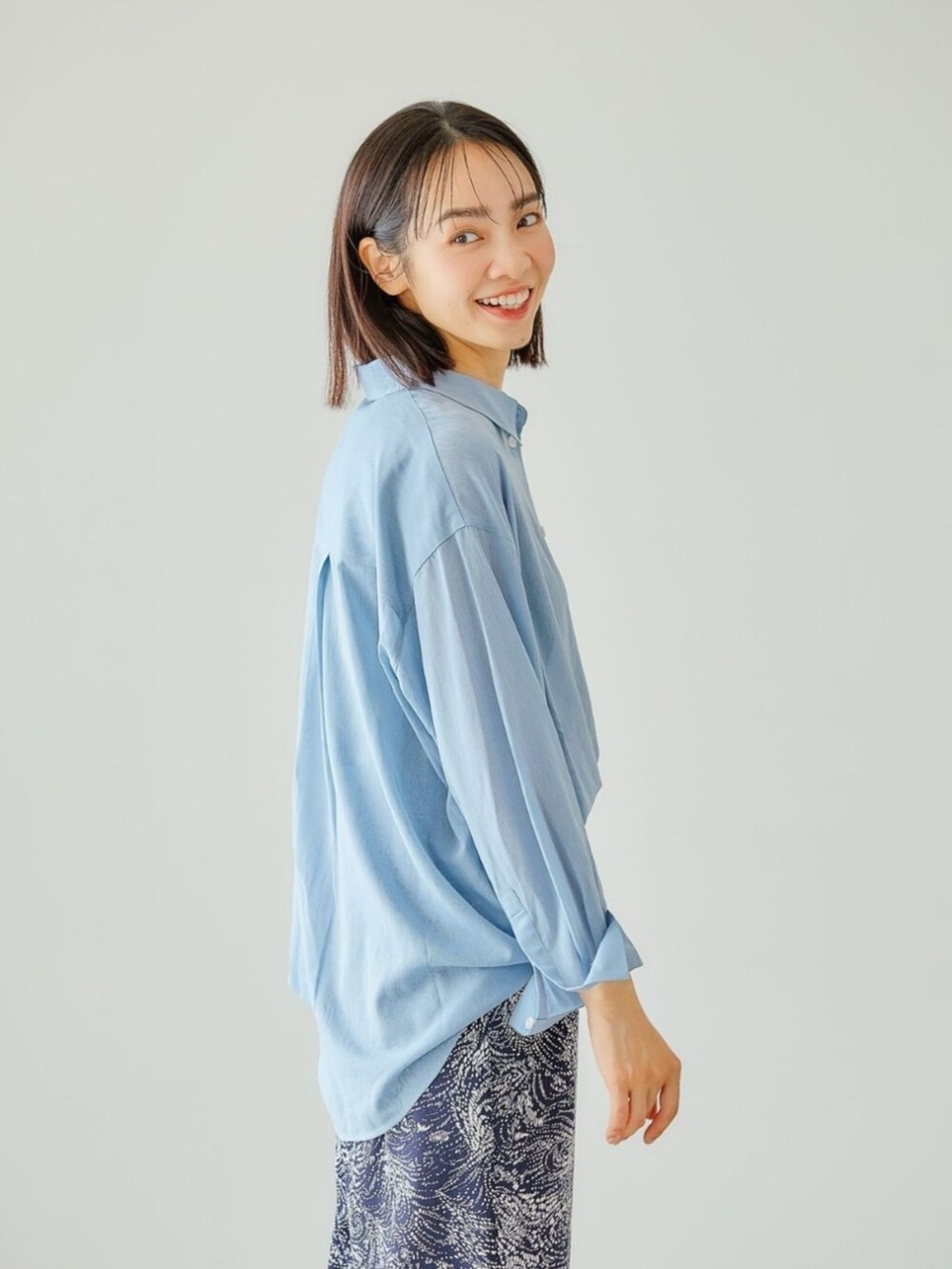 ブルー系のシャツ/ブラウスを着用したレディースの春コーディネートの2枚目の写真