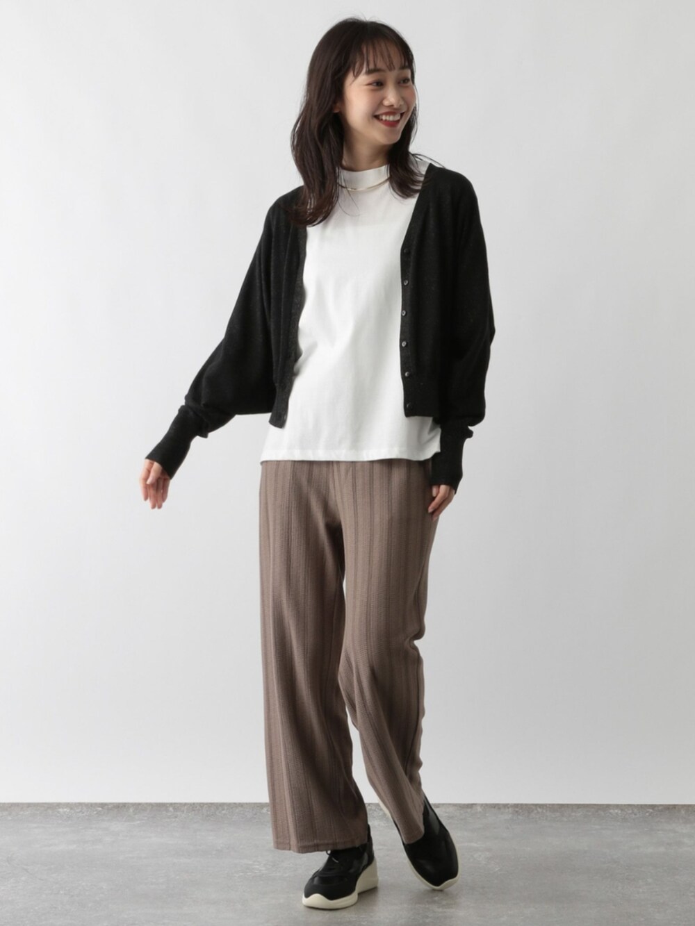 ブルー系のカーディガン/ボレロを着用したレディースの秋コーディネートの2枚目の写真