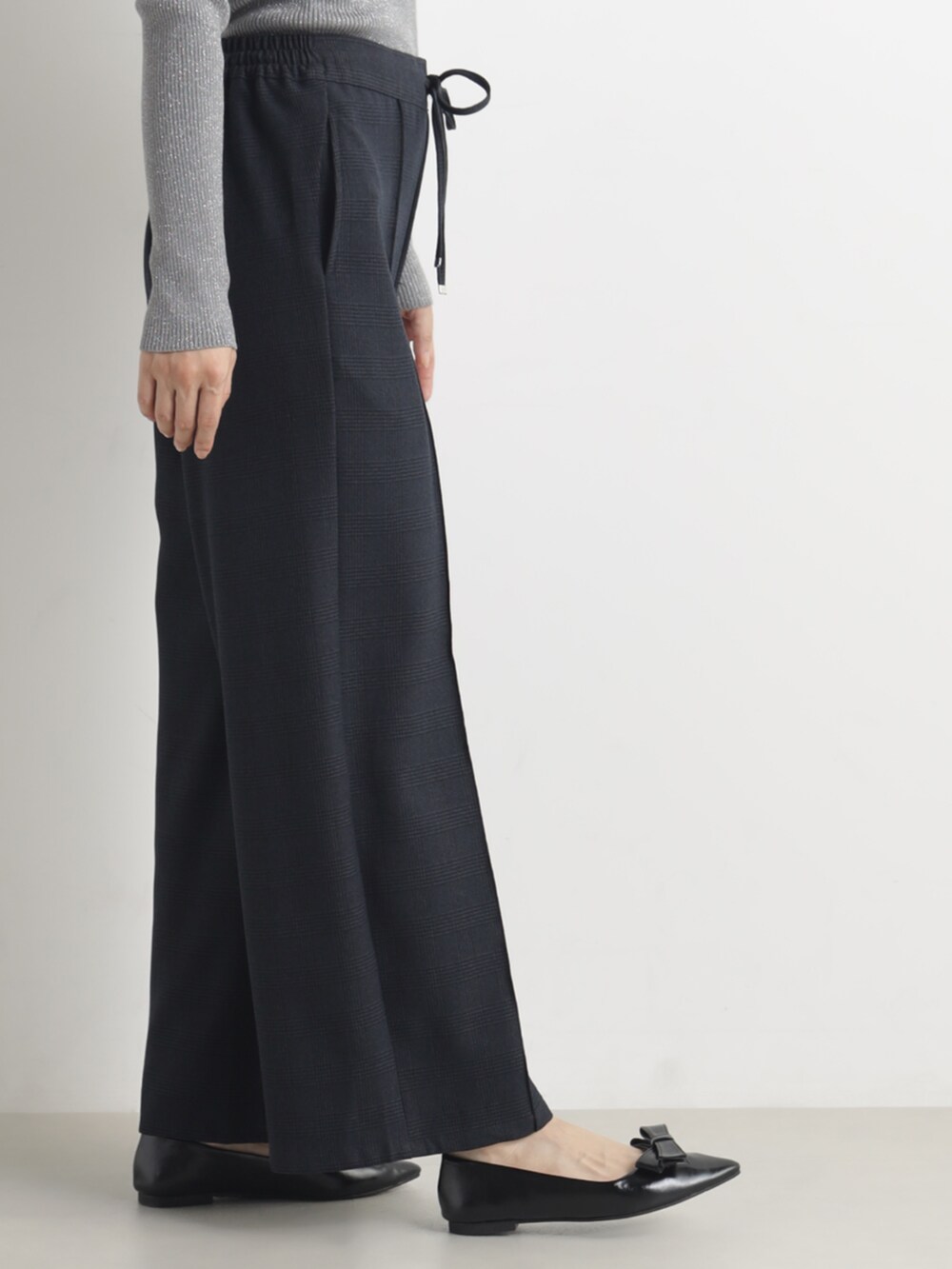 グレー系のニット/セーター、ブルー系のその他パンツを着用したレディースの冬コーディネートの3枚目の写真