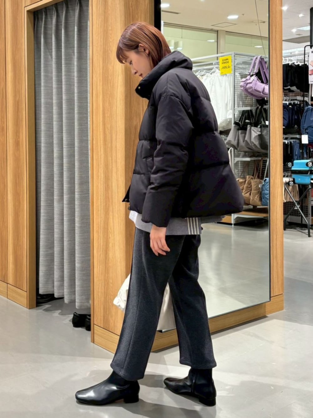 ブラック系のダウンジャケット/コート、ブラック系のその他パンツを着用したレディースの冬コーディネートの2枚目の写真