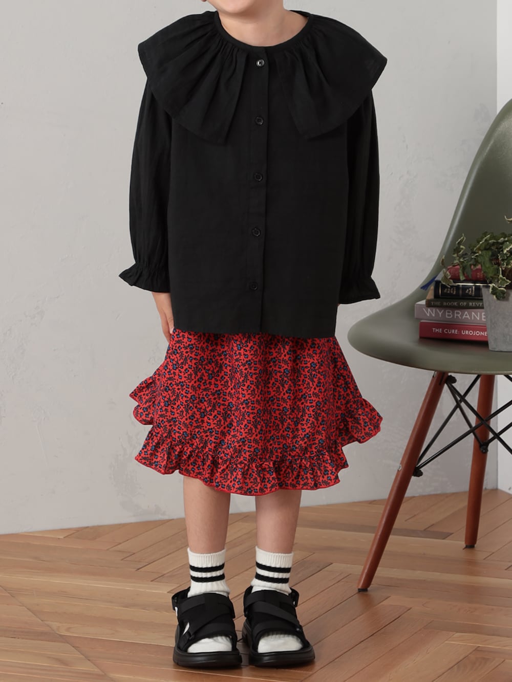 ブラック系のシャツ/ブラウス、レッド系のスカートを着用したキッズの秋コーディネートの3枚目の写真