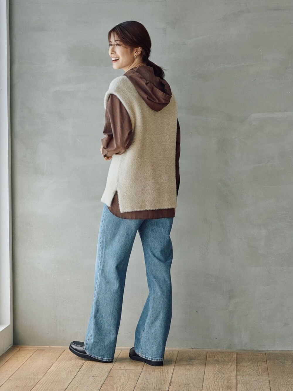 ベージュ系のベスト、ベージュ系のシャツ/ブラウスを着用したレディースの冬コーディネートの2枚目の写真