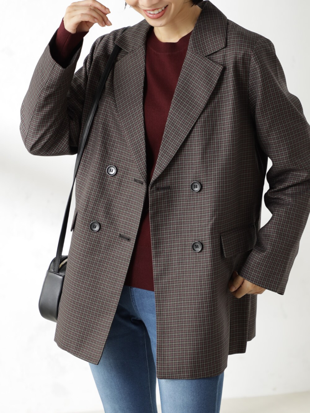 ブラック系のローファー、ブラック系のショルダーバッグ、ブラウン系のテーラードジャケットを着用したレディースの冬コーディネートの2枚目の写真