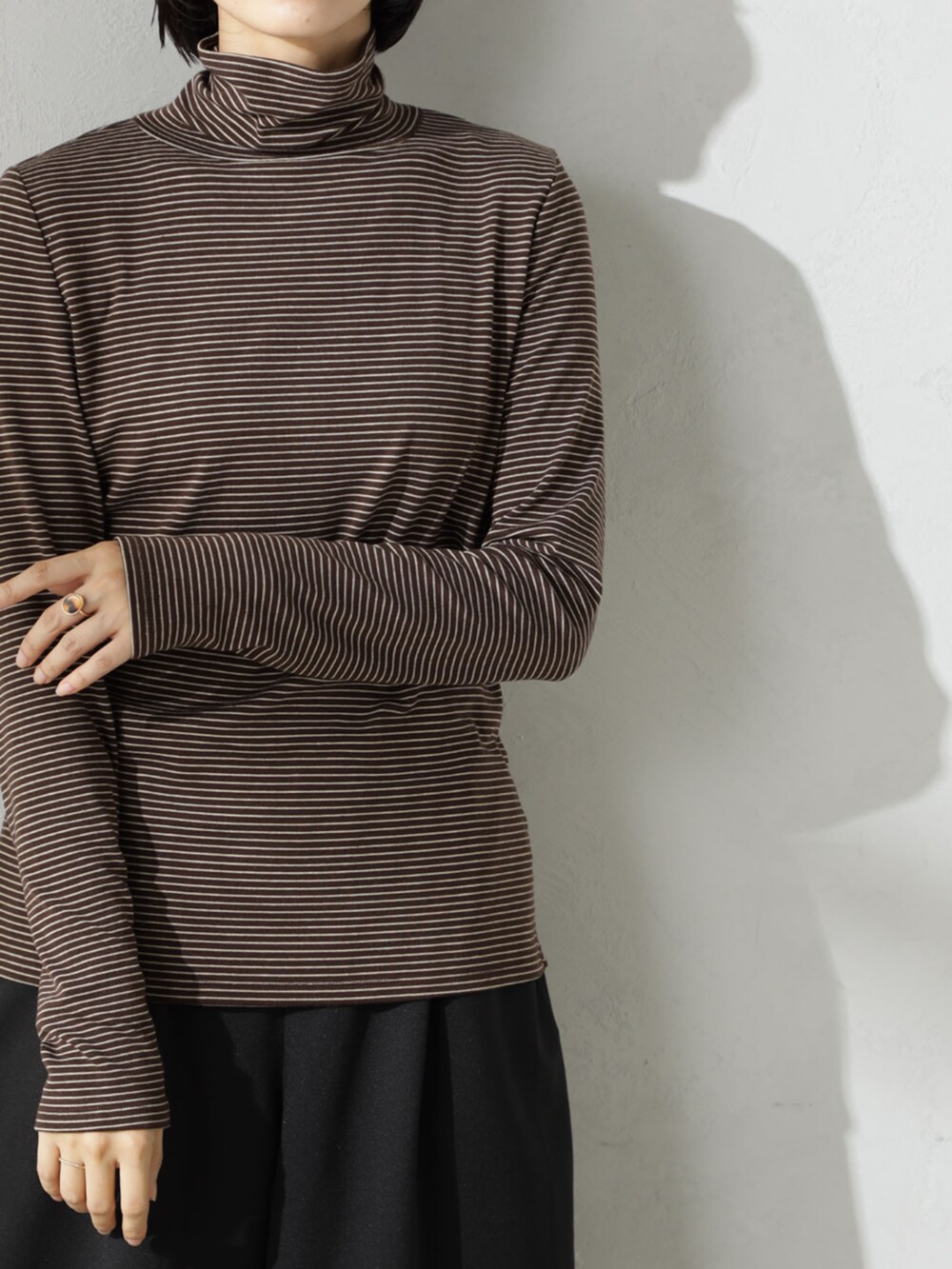 ブラック系のローファー、ブラック系のその他パンツ、ブラウン系のTシャツ/カットソーを着用したレディースの冬コーディネートの2枚目の写真