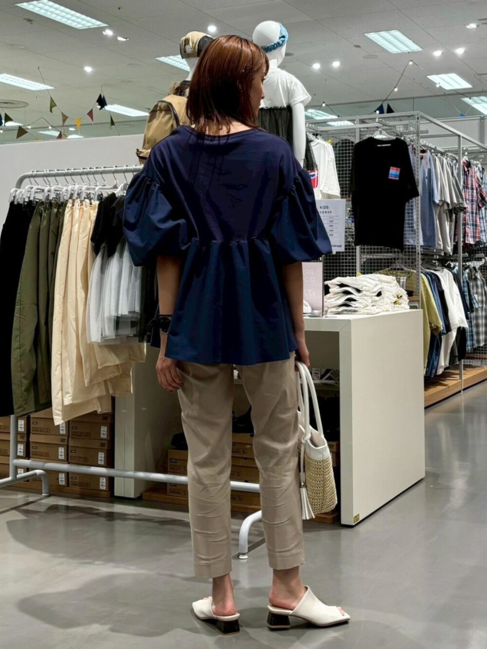 ブルー系のTシャツ/カットソーを着用したレディースの夏コーディネートの2枚目の写真