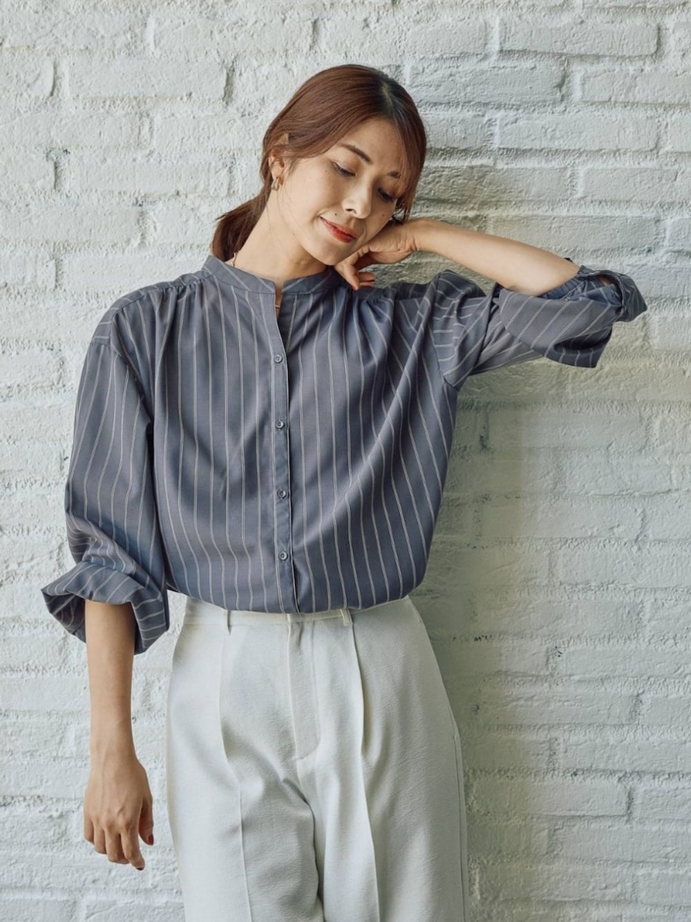 グレー系のシャツ/ブラウスを着用したレディースの秋コーディネートの2枚目の写真