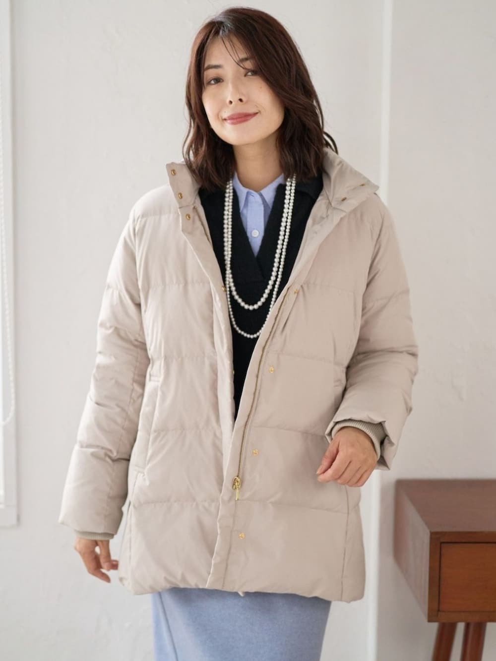 ホワイト系のジャケット/アウターを着用したレディースの冬コーディネートの2枚目の写真