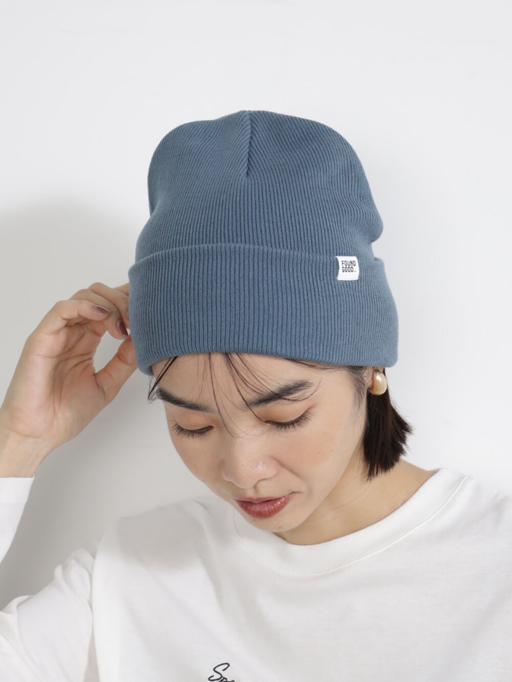 ホワイト系のTシャツ/カットソー、ブルー系のデニムパンツ、ブルー系のキャップを着用したレディースの秋コーディネートの3枚目の写真