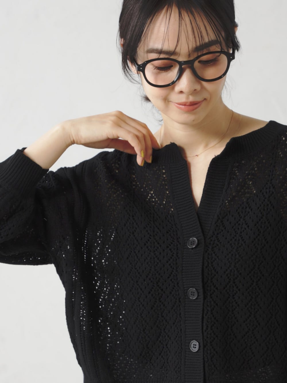 ブラック系のカーディガン/ボレロを着用したレディースの春コーディネートの2枚目の写真