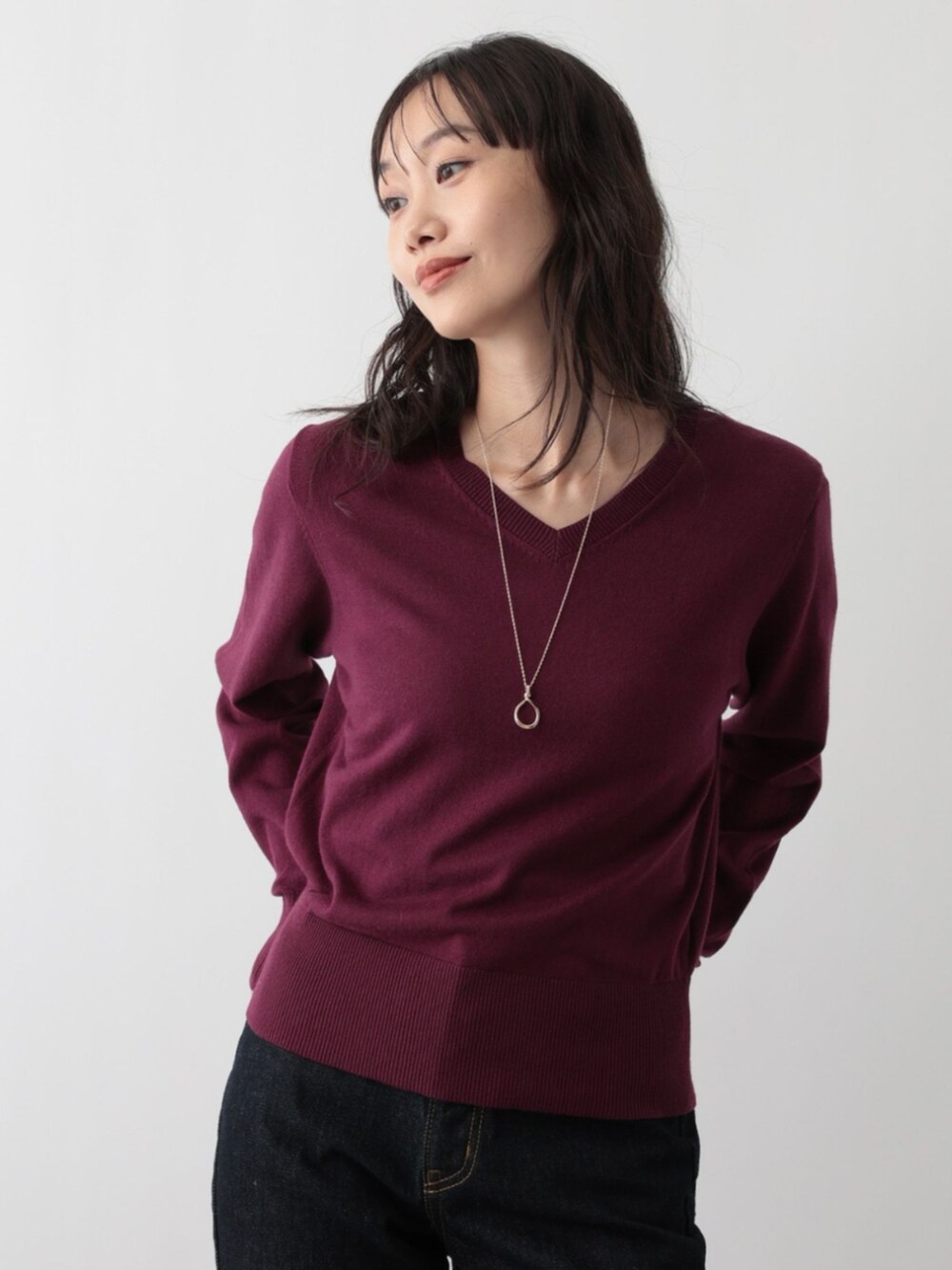 レッド系のニット/セーターを着用したレディースの秋コーディネートの2枚目の写真