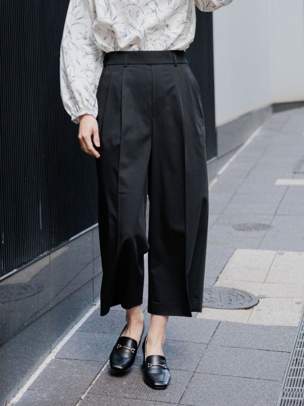 ブラック系のその他パンツを着用したレディースの春コーディネートの2枚目の写真