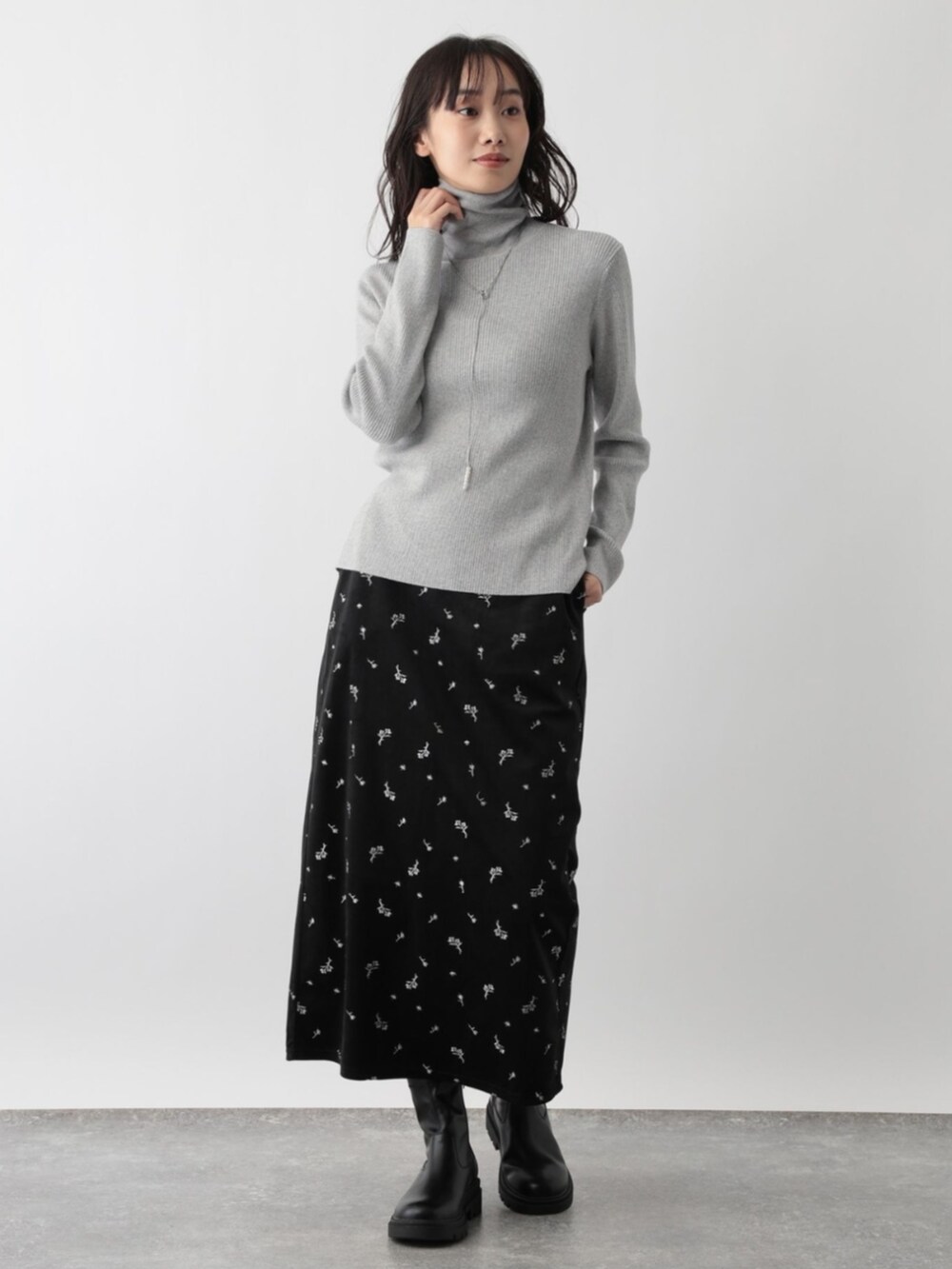 グレー系のニット/セーターを着用したレディースの秋コーディネートの2枚目の写真